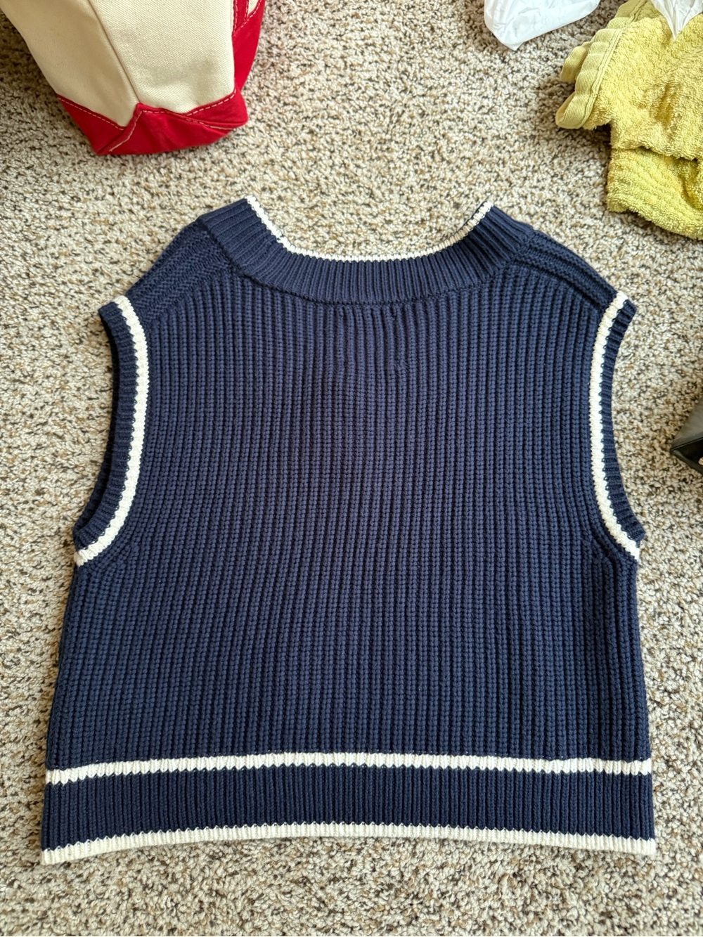 Abercrombie & Fitch Navy Knit Cropped V-Neck Vest with Cream Trim⭐️ Worn once⭐️ - Picture 2 of 3